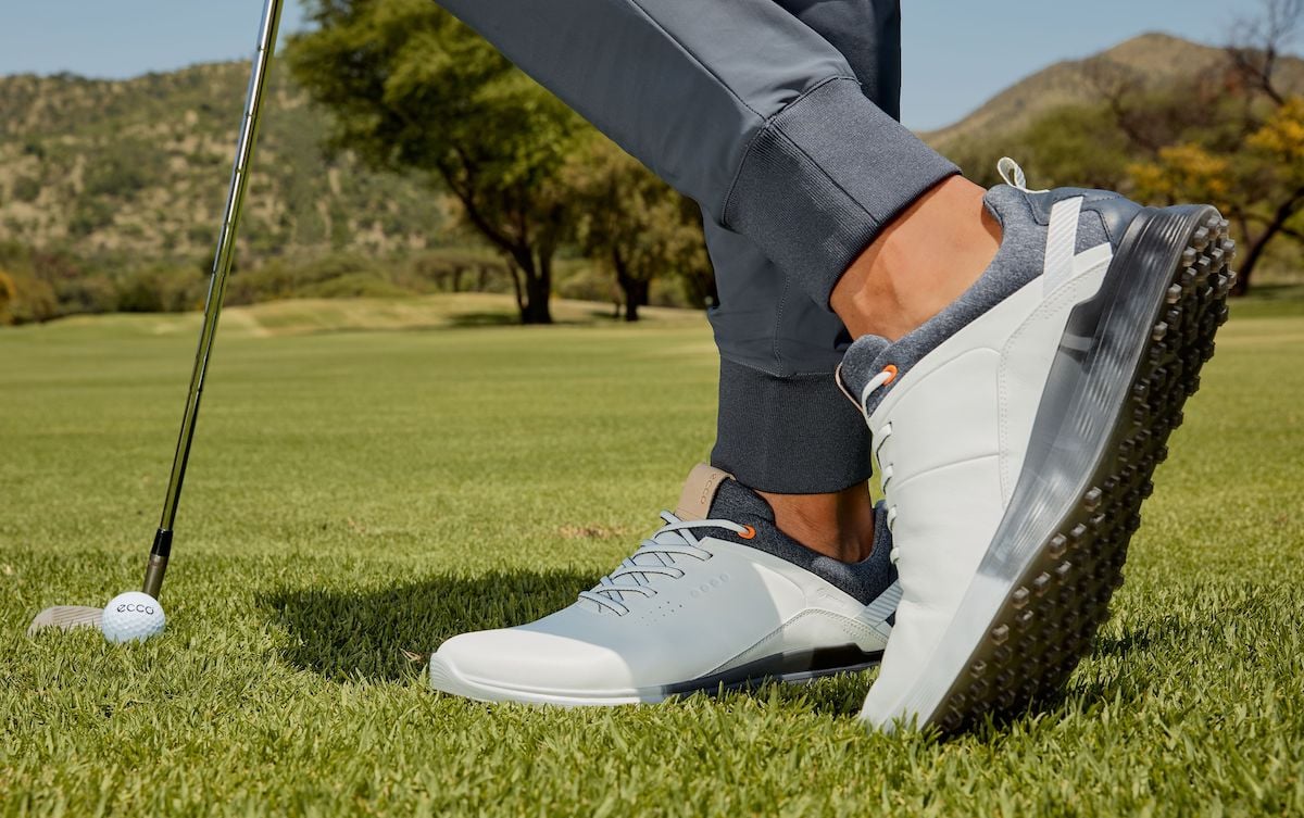 https://austads.com/cdn/shop/articles/spikeless_golf_shoes_1.jpg?v=1744611265